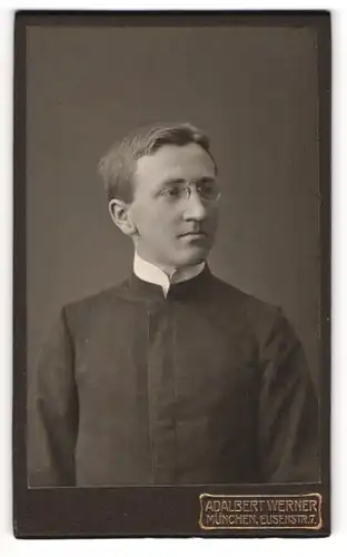 Fotografie Adalbert Werner, München, Portrait Pastor mit Zwicker
