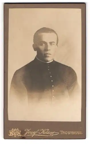 Fotografie Josef Käser, Trostberg, Portrait eines jugendlichen Pastors