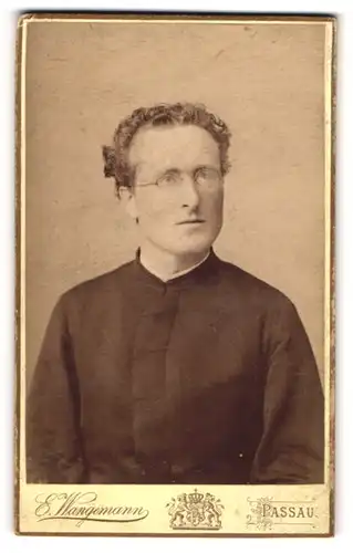 Fotografie E. Wangemann, Passau, Portrait Pastor mit lockiger Frisur und Brille