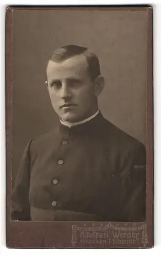 Fotografie Adalbert Werner, München, Portrait Pastor mit gescheiteltem Haar