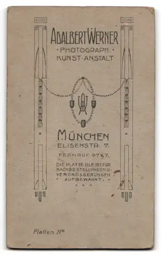 Fotografie Adalbert Werner, München, Portrait Pastor mit gescheiteltem Haar