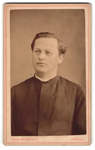 Fotografie Hans Grubauer, Passau, Portrait zeitgenössisch frisierter Pastor mit Brille