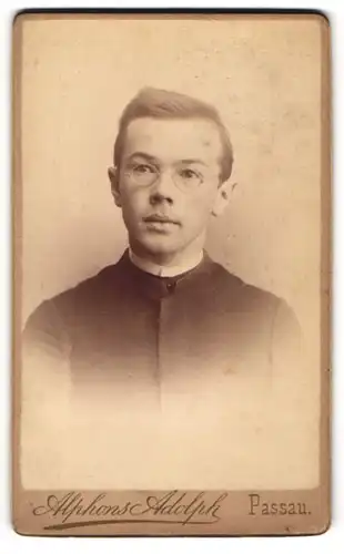 Fotografie Alphons Adolph, Passau, Portrait jugendlicher Pastor mit Brille