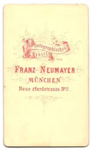 Fotografie Franz Neumayer, München, Portrait ernst blickender Pastor mit Brille