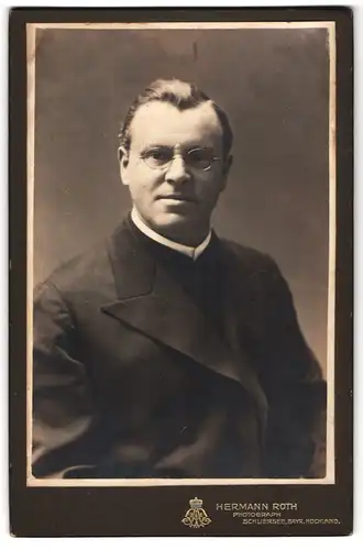 Fotografie Hermann Roth, Schliersee, Portrait Geistlicher mit Brille