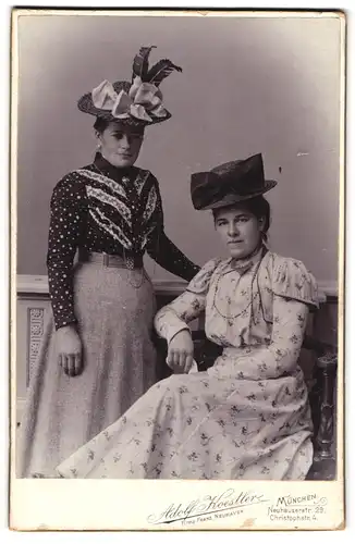 Fotografie Adolf Kostler, München, Portrait zwei Frauen in modischer Kleidung