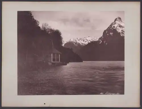 Fotografie Fotograf unbekannt, Ansicht Sisikon, Tellskapelle am Vierwaldstättersee, Grossformat 35 x 26cm