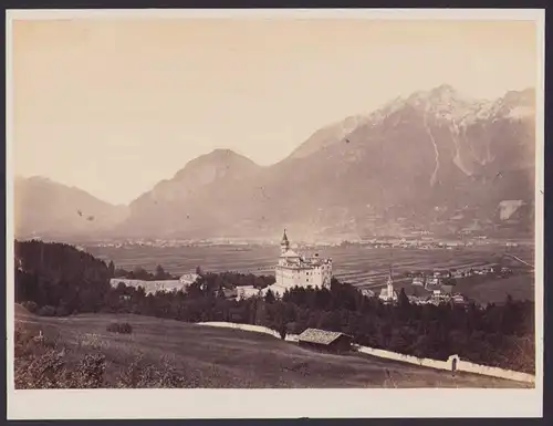 Fotografie Fotograf unbekannt, Ansicht Innsbruck, Schloss Ambras, Rückseitig Kirchen Innenansicht, Grossformat 27 x 21cm