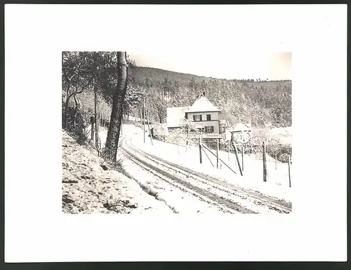 Fotografie Carl Blumenthal, Wildbad, Ansicht Bad Wildbach, Gehöft am verschneiten Wegesrand