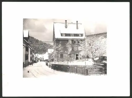 Fotografie Carl Blumenthal, Wildbad, Ansicht Bad Wildbach, Wohnhaus im Winter mit Strassenansicht
