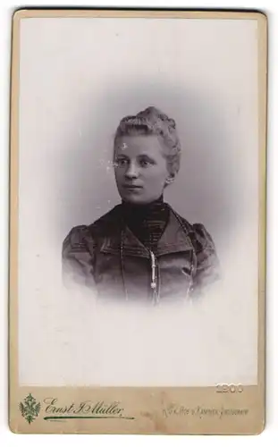 Fotografie Ernst J. Müller, Reichenberg, Portrait blonde Schönheit mit Dutt