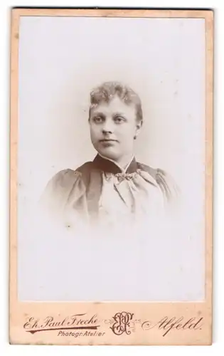 Fotografie Eh. Paul Freche, Alfeld, Portrait hübsche Dame mit Brosche an der Bluse