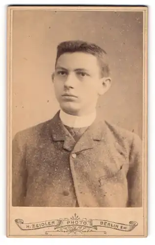 Fotografie H. Zeidler, Berlin, Portrait elegant gekleideter Bube im grauen Jackett
