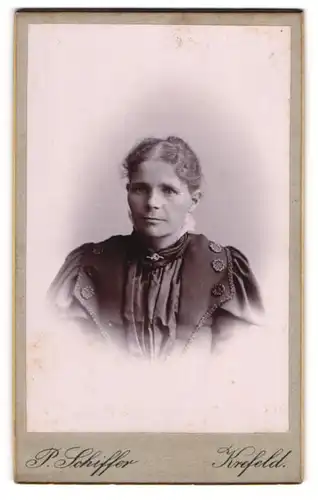 Fotografie P. Schiffer, Krefeld, Portrait hübsche Dame in prachtvoller Bluse