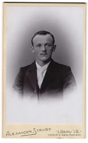 Fotografie Alexander Strube, Löbau i. S., Portrait stattlicher junger Mann im Jackett