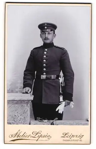 Fotografie Atelier Lipsig, Leipzig, Portrait stattlicher Soldat in interessanter Uniform