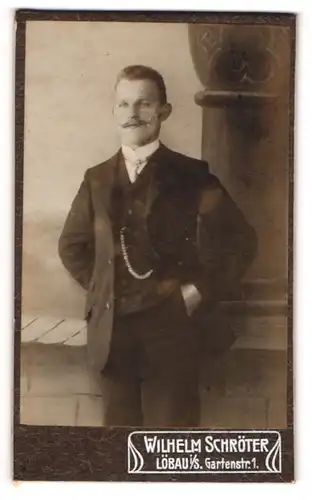 Fotografie Wilhelm Schröter, Löbau i. S., Portrait charmanter Herr mit Schnäuzer im Anzug