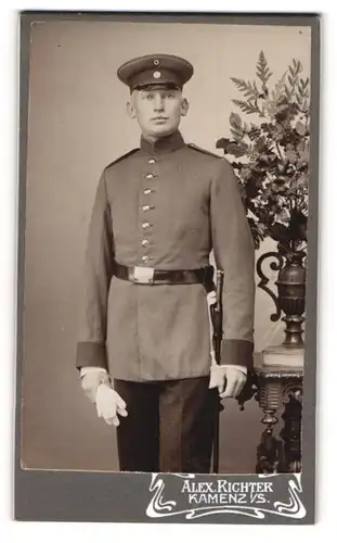 Fotografie Alex. Richter, Kamenz i. S., Portrait charmanter junger Soldat in interessanter Uniform