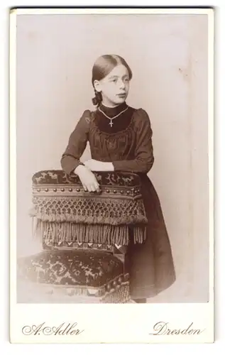 Fotografie A. Adler, Dresden, Portrait niedliches Mädchen mit Halskette im Kleid