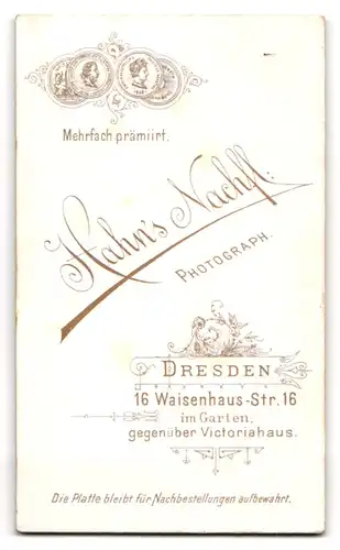 Fotografie Hahn's Nachf., Dresden, Portrait blondes hübsches Fräulein mit Perlenhalskette