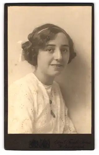 Fotografie Emil Tesch, Jena, Portrait charmant lächelndes Fräulein mit weisser Haarschleife