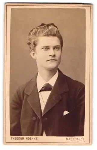 Fotografie Theodor Hoehne, Magdeburg, Portrait junger charmanter Mann in Fliege und Jackett