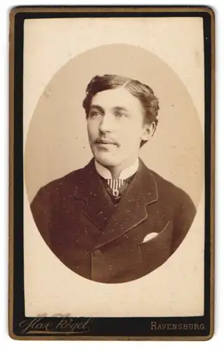 Fotografie Max Kögel, Ravensburg, Portrait elegant gekleideter Herr mit Seitenscheitel