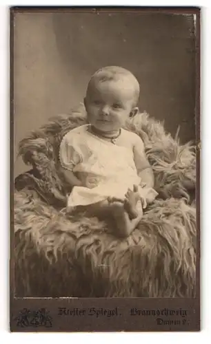 Fotografie Atelier Spiegel, Braunschweig, Portrait süsses kleines Kind im weissen Kleidchen mit Halskette