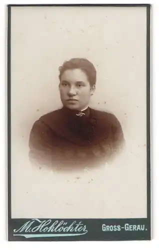 Fotografie M. Hohlöchter, Gross-Gerau, Portrait hübsche Dame mit Brosche am Blusenkragen