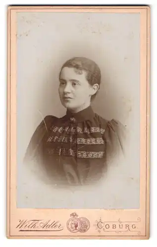 Fotografie Wilh. Adler, Coburg, Portrait junge Dame mit zurückgebundenem Haar