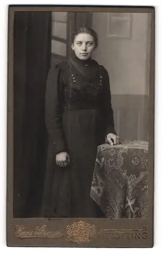 Fotografie Hans Strauss, Altötting, Portrait junge Dame im schwarzen Kleid an Tisch gelehnt