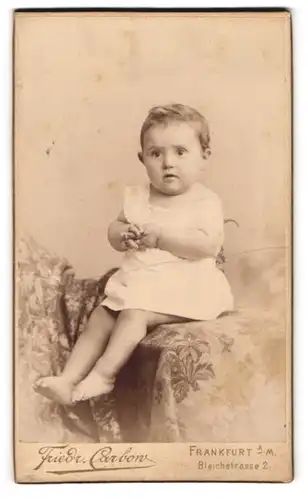 Fotografie Friedrich Carbon, Frankfurt a / M., Portrait niedliches Kleinkind im weissen Hemd auf Tisch sitzend
