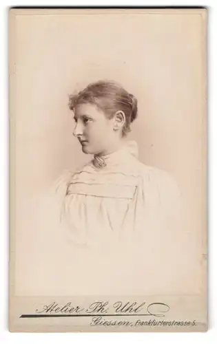 Fotografie Ph. Uhl, Giessen, Portrait junge Dame im modischen Kleid