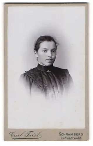 Fotografie Carl Faist, Schramberg / Schwarzwald, Portrait junge Dame mit zurückgebundenem Haar