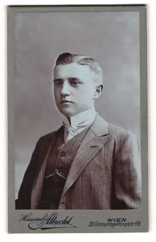 Fotografie Heinrich Albrecht, Wien, Portrait junger Mann im Anzug mit Krawatte