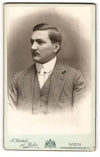 Fotografie J. Krotsch, Wien, Portrait junger Herr im karierten Anzug mit Krawatte und Schnurrbart