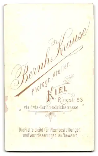 Fotografie Bernh. Krause, Kiel, Portrait junge Dame im eleganten Kleid mit Kragenbrosche