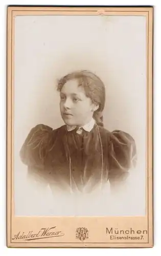 Fotografie Adalbert Werner, München, Portrait junges Mädchen im Samtkleid mit Puffärmeln