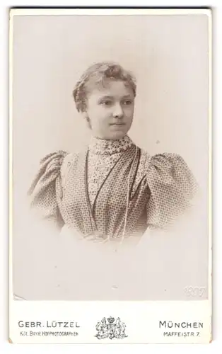 Fotografie Gebr. Lützel, München, Portrait junge Dame im modischen Kleid mit Puffärmeln