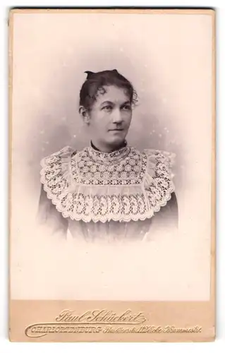 Fotografie Paul Schückert, Berlin-Charlottenburg, Portrait junge Dame im eleganten Kleid mit Spitzenkragen