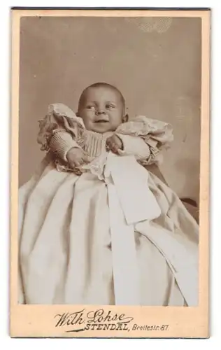 Fotografie Wilh. Lohse, Stendal, Portrait niedliches Baby im langen Kleid