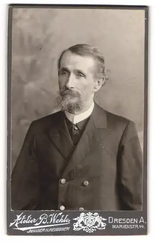 Fotografie B. Wehle, Dresden-A, Portrait älterer Herr im Anzug mit Bart