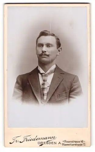 Fotografie Tr. Friedemann, Dresden-A, Portrait junger Herr im Anzug mit Krawatte und Schnurrbart