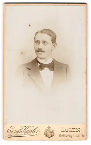 Fotografie Ernst Kessler, Essen, Portrait eleganter Herr mit Brille und Schnurrbart