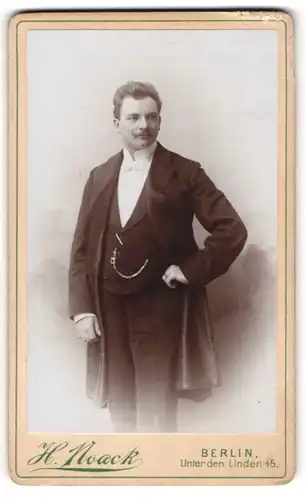 Fotografie H. Noack, Berlin, Portrait Herr in Abendgarderobe mit Fliege