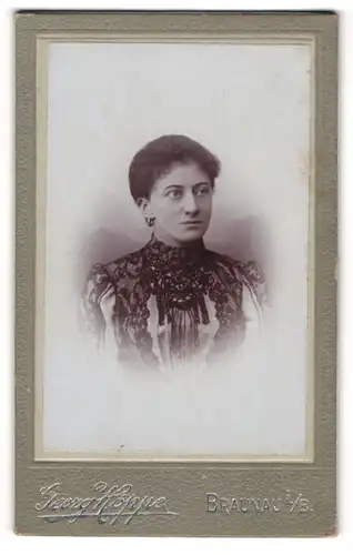 Fotografie Georg Höppe, Braunau i/B, Portrait Dame mit zusammengebundenem Haar