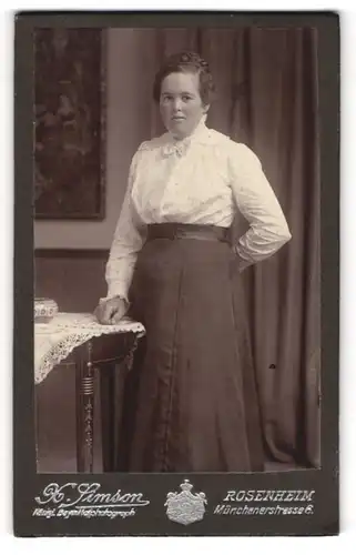 Fotografie X. Simson, Rosenheim, Portrait bürgerliche junge Dame