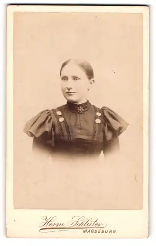 Fotografie Herm. Schlüter, Magdeburg, Portrait junge Frau mit zusammengebundenem Haar