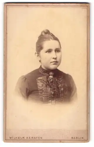 Fotografie Wilhelm Kersten, Berlin, Portrait junge Frau mit Haarknoten