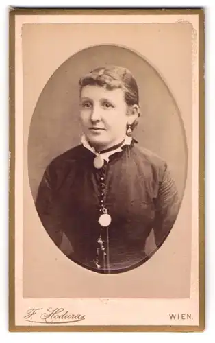 Fotografie F. Hodura, Wien, Portrait junge Frau mit zusammengebundenem Haar